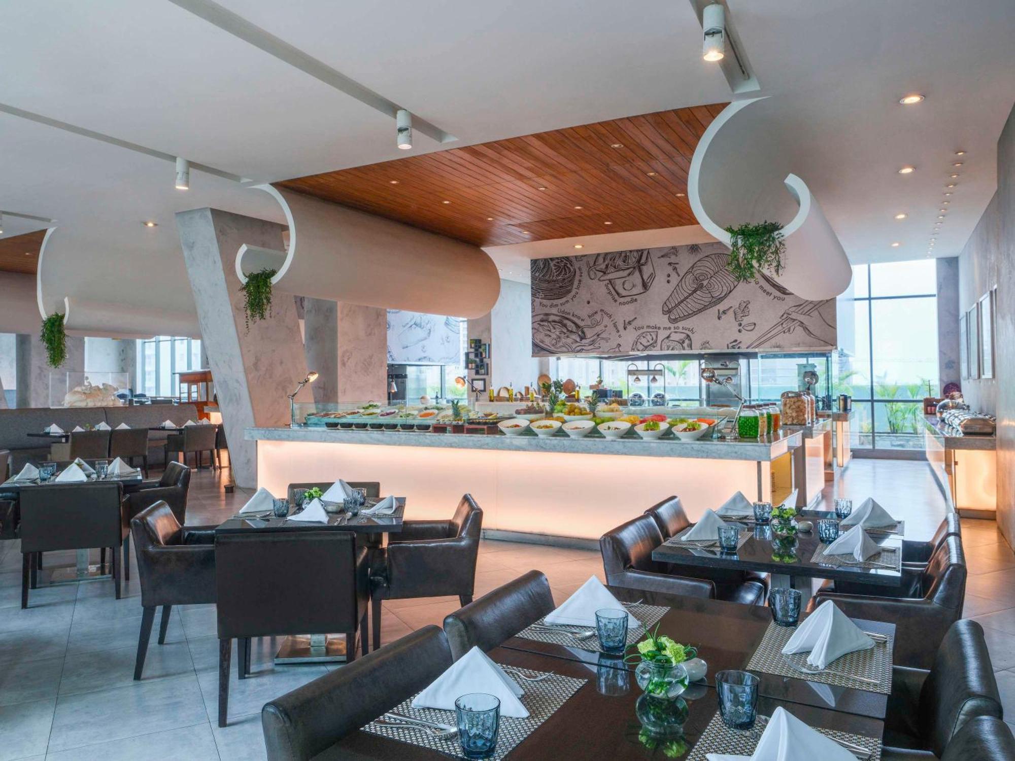 Pullman Jakarta Central Park Exterior foto The Club Lounge at the airport