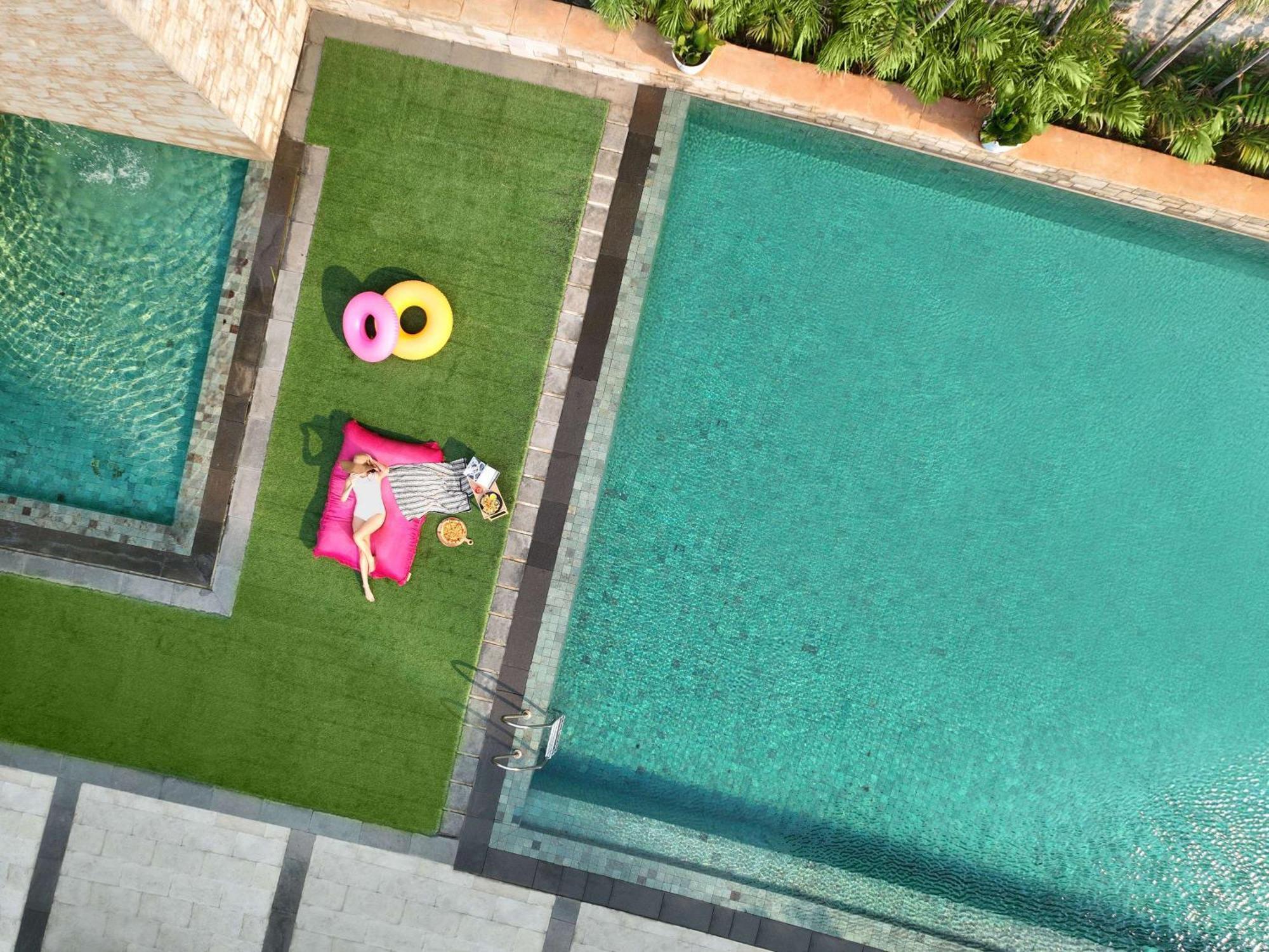 Pullman Jakarta Central Park Exterior foto Artificial grass for landscaping